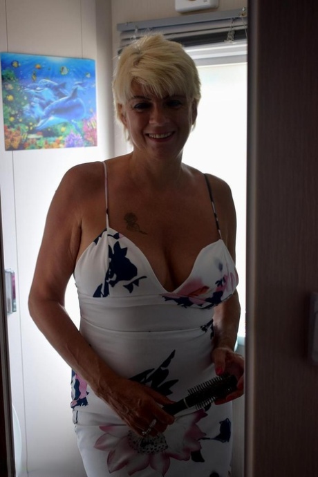 sexy kortharige MILF exclusief xxx afbeeldingen