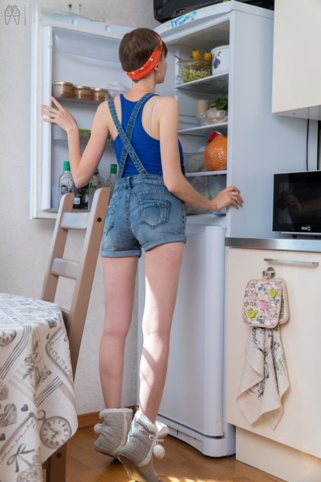 fitte brünette Latina mit kurzen Haaren kunst top fotos