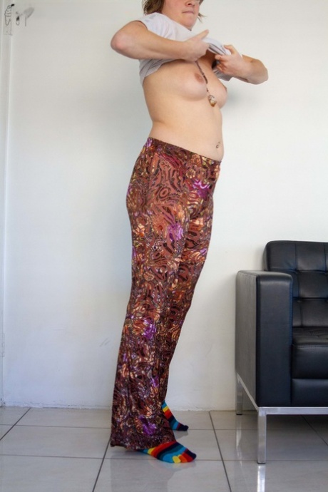 Dünnes brünettes Solo xxx nackten foto