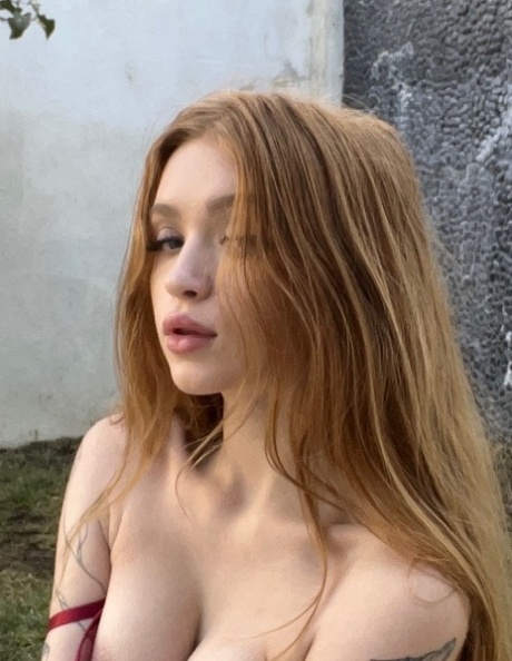 grande femme rousse tenant une brune plutôt meilleur images